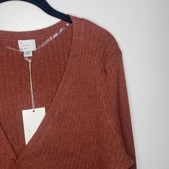 Tops - 🛍️Adorable NWT Women's Fine Gauge Ribbed Button up Cardigan!